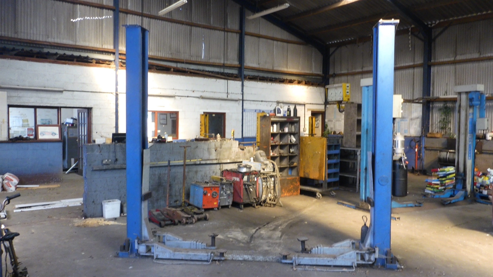 Timed Online Auction of garage equipment, vehicle, workshop tools and