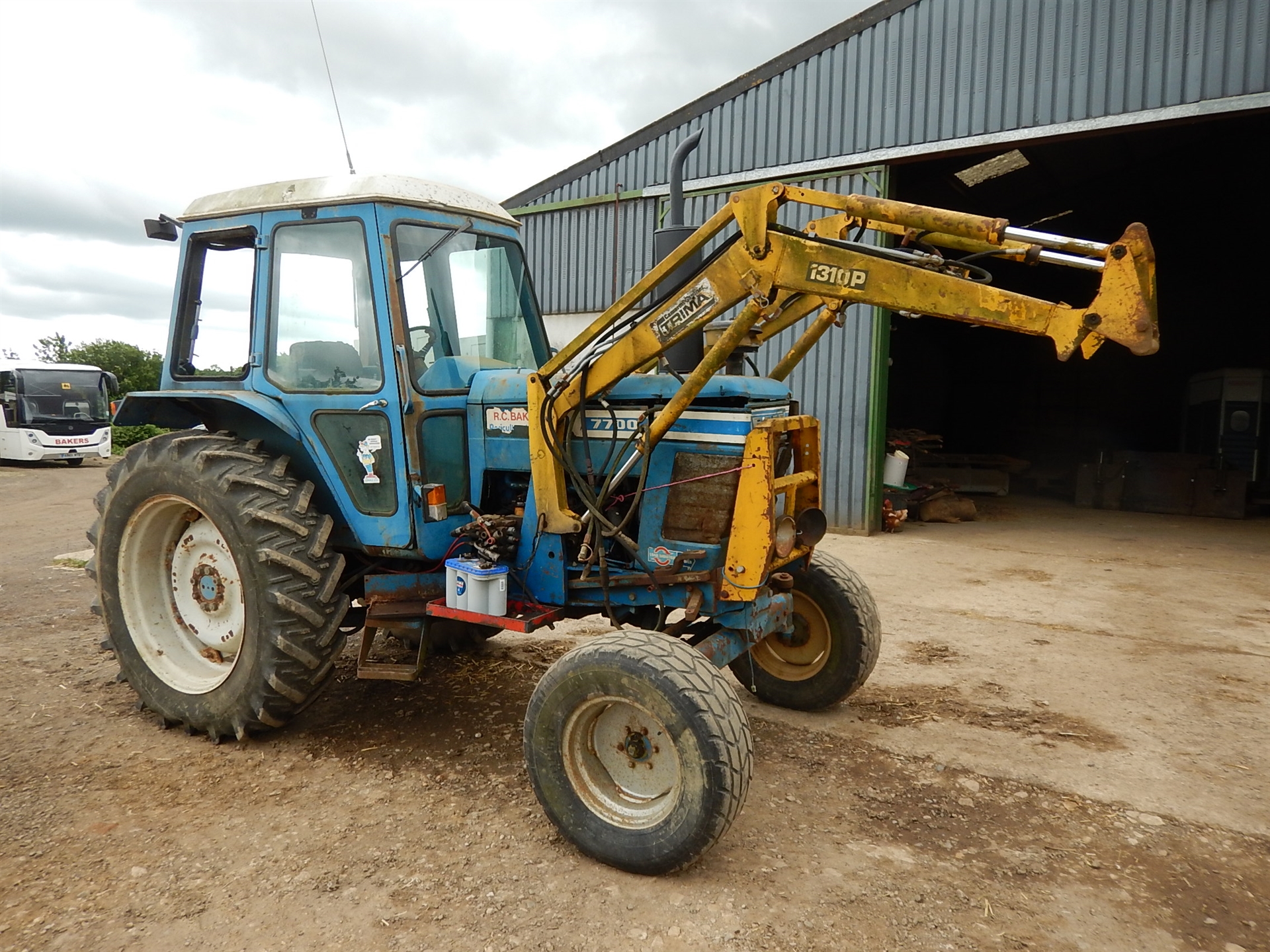 Auction sale of agricultural tractors, loading shovel, vehicles
